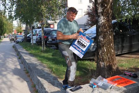 POSTAVITEV TABLE IN TALNIH OZNAK PEŠBUS PRI VALVASORJU 01 FOTO LJUBO VUKELIČ